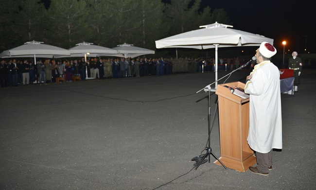 DİYARBAKIR'IN KULP, LİCE, HANİ İLÇELERİ KUZEYİ İLE BİNGÖL İL HUDUDU ARASINDA DEVAM EDEN “BAYRAK 41 ŞEHİT JANDARMA ASTSUBAY ÇAVUŞ TOLGA TOPÇUOĞLU” MÜŞTEREK OPERASYONU ESNASINDA BÖLÜCÜ TERÖR ÖRGÜTÜ MENSUPLARI İLE GİRİLEN SİLAHLI ÇATIŞMADA ŞEHİT OLAN JANDARMA UZMAN ÇAVUŞ ALİ ŞİRİN'İN CENAZESİ TÖRENLE MEMLEKETİNE UĞURLANDI. (İHA/DİYARBAKIR-İHA)