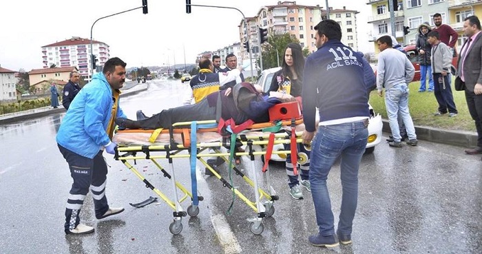 ZİNCİRLEME KAZADA 4 KİŞİ YARALANDI