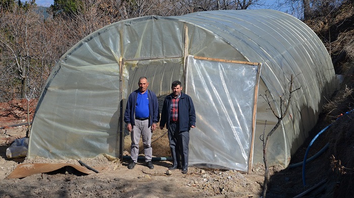 ÇORUM’UN DODURGA İLÇESİNE BAĞLI DİKENLİ KÖYÜNDE GEÇİM KAYNAĞI OLAN ÇİLEK TARLALARINDA ÜRETİCİLER YENİ SEZON İÇİN HAZIRLIKLARA BAŞLADILAR. (İSMAİL KABAKDERE/ÇORUM-İHA)