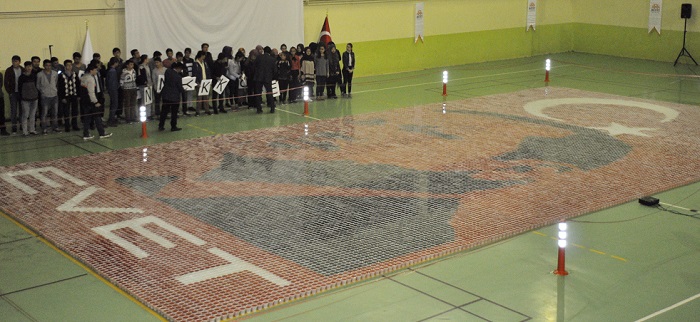 ÇORUM’DA AK PARTİ İSKİLİP İLÇE BAŞKANLIĞI’NIN HAYATA GEÇİRDİĞİ “BİR ŞEHRİN LİDERİNE OLAN SEVDASI” ADI VERİLEN PROJE KAPSAMINDA 50 BİN PET BARDAK KULLANILARAK CUMHURBAŞKANI RECEP TAYYİP ERDOĞAN’IN SİLÜETİ YAPILDI. (M. MUTTALİP YALÇIN/ÇORUM-İHA)