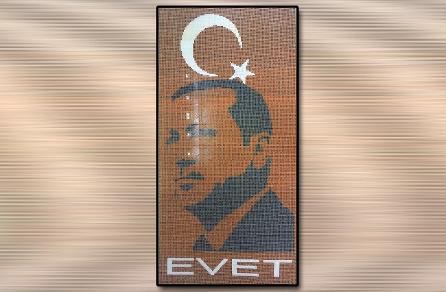 ÇORUM’DA AK PARTİ İSKİLİP İLÇE BAŞKANLIĞI’NIN HAYATA GEÇİRDİĞİ “BİR ŞEHRİN LİDERİNE OLAN SEVDASI” ADI VERİLEN PROJE KAPSAMINDA 50 BİN PET BARDAK KULLANILARAK CUMHURBAŞKANI RECEP TAYYİP ERDOĞAN’IN SİLÜETİ YAPILDI. (M. MUTTALİP YALÇIN/ÇORUM-İHA)