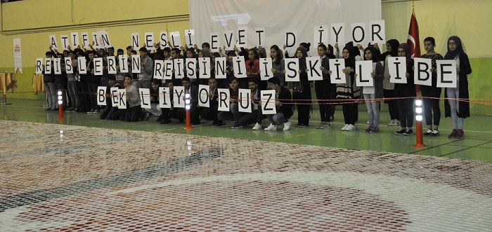 ÇORUM’DA AK PARTİ İSKİLİP İLÇE BAŞKANLIĞI’NIN HAYATA GEÇİRDİĞİ “BİR ŞEHRİN LİDERİNE OLAN SEVDASI” ADI VERİLEN PROJE KAPSAMINDA 50 BİN PET BARDAK KULLANILARAK CUMHURBAŞKANI RECEP TAYYİP ERDOĞAN’IN SİLÜETİ YAPILDI. (M. MUTTALİP YALÇIN/ÇORUM-İHA)