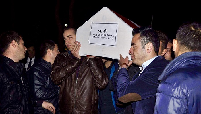 TUNCELİ'NİN PÜLÜMÜR İLÇESİNDE POLİS HELİKOPTERİNİN DÜŞMESİ SONUCU ŞEHİT OLAN JANDARMA ASTSUBAY KIDEMLİ ÇAVUŞ YAVUZ SELİM KARAMAN, ELAZIĞ'DA DÜZENLENEN TÖRENİN ARDINDAN HAVAYOLUYLA MERZİFON'A, BURADAN DA KARAYOLUYLA ÇORUM'UN SUNGURLU İLÇESİNE GETİRİLDİ. (SERKAN ŞANSEVER/ÇORUM-İHA)