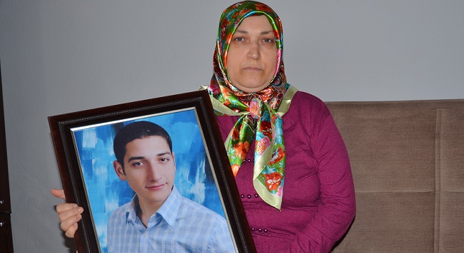 ANAYASA MAHKEMESİ SONUÇLANMAYAN DAVA İÇİN DEVLETİN ANNE LEYLA DARICI'YA 30 BİN TL TAZMİNAT ÖDEMESİNE HÜKMETTİ ANCAK CEZA DAVASI HALA DEVAM EDİYOR. DEVLETTEN 30 BİN LİRA TAZMİNAT KAZANAN ANNE LEYLA DARICI CEZA DAVASININ SONUÇLANARAK SORUMLULARIN CEZALANDIRILMASINI İSTİYOR. (İSMAİL KABAKDERE/ÇORUM-İHA)