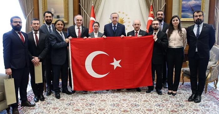 CUMHURBAŞKANLIĞININ HİMAYESİNDE, BİLİM SANAYİ VE TEKNOLOJİ BAKANLIĞI’NIN UHDESİNDE İSTANBUL TEKNİK ÜNİVERSİTESİ KUTUP ARAŞTIRMALARI UYGULAMA VE ARAŞTIRMA MERKEZİ (POLREC) KOORDİNASYONUNDA GEÇTİĞİMİZ ŞUBAT AYINDA BİR GRUP BİLİM ADAMI ANTARKTİKA’YA GİTMİŞ,YURDA DÖNDÜKTEN SONRA CUMHURBAŞKANI RECEP TAYYİP ERDOĞAN'I ZİYARET ETMİŞLERDİ. (M. MUTTALİP YALÇIN/ÇORUM-İHA)