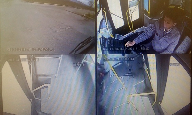 ÇORUM’DA GEÇTİĞİMİZ GÜNLERDE HALK OTOBÜSÜ İLE TIRIN ÇARPIŞMASI SONUCU MEYDANA GELEN VE 8 KİŞİNİN YARALANDIĞI TRAFİK KAZASI, ARAÇ KAMERASI TARAFINDAN SANİYE SANİYE GÖRÜNTÜLENDİ. (M. MUTTALİP YALÇIN/ÇORUM-İHA)