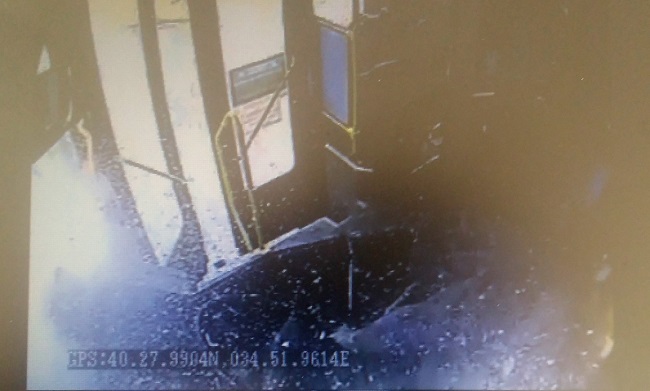 ÇORUM’DA GEÇTİĞİMİZ GÜNLERDE HALK OTOBÜSÜ İLE TIRIN ÇARPIŞMASI SONUCU MEYDANA GELEN VE 8 KİŞİNİN YARALANDIĞI TRAFİK KAZASI, ARAÇ KAMERASI TARAFINDAN SANİYE SANİYE GÖRÜNTÜLENDİ. (M. MUTTALİP YALÇIN/ÇORUM-İHA)