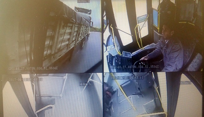 ÇORUM’DA GEÇTİĞİMİZ GÜNLERDE HALK OTOBÜSÜ İLE TIRIN ÇARPIŞMASI SONUCU MEYDANA GELEN VE 8 KİŞİNİN YARALANDIĞI TRAFİK KAZASI, ARAÇ KAMERASI TARAFINDAN SANİYE SANİYE GÖRÜNTÜLENDİ. (M. MUTTALİP YALÇIN/ÇORUM-İHA)