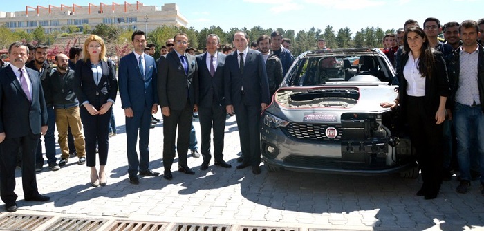 HİTİT ÜNİVERSİTESİ EV SAHİPLİĞİNDE “OTOMOTİV TEKNOLOJİ GÜNLERİ” GÜNLERİ DÜZENLENDİ. ETKİNLİK KAPSAMINDA İLK OLARAK TOFAŞ TÜRK OTOMOBİL FABRİKASI AŞ’NİN “MESLEKİ EĞİTİME DESTEK PROGRAMI” ÇERÇEVESİNDE HİTİT ÜNİVERSİTESİ’NE KESİT ARAÇ HEDİYE ETTİ. (M. MUTTALİP YALÇIN/ÇORUM-İHA)