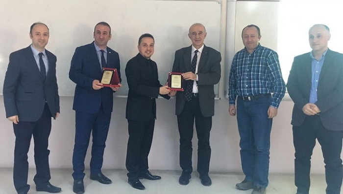 HİTİT ÜNİVERSİTESİ MÜHENDİSLİK FAKÜLTESİ DEKANI PROF. DR. ALİ KILIÇARSLAN, MÜHENDİSLİK FAKÜLTESİ DEKAN YARDIMCISI YRD. DOÇ. DR. ÖNCÜ AKYILDIZ, MÜHENDİSLİK FAKÜLTESİ BÖLÜM BAŞKAN YARDIMCILARI DOÇ. DR. CENGİZ BAYKASOĞLU VE YRD. DOÇ. DR. MERT ŞAFAK TUNALIOĞLU TARAFINDAN CEVDET SAĞLAM VE SONER AKYILDIZ’A TEŞEKKÜR PLAKETİ VERİLDİ. (İHA/ÇORUM-İHA)