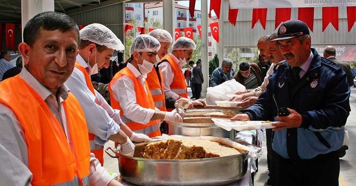 ŞEHİTLER İÇİN YEMEK VERİLDİ