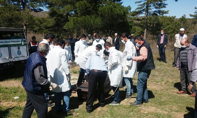 ÇORUM'DA KIRIM KONGO KANAMALI ATEŞİ (KKKA) HASTALIĞI TEDAVİ GÖRDÜĞÜ HASTANEDE HAYATINI KAYBEDEN KADIN, DODURGA İLÇESİNE BAĞLI DİKENLİ KÖYÜNDE TOPRAĞA VERİLDİ. (İSMAİL KABAKDERE/ÇORUM-İHA)