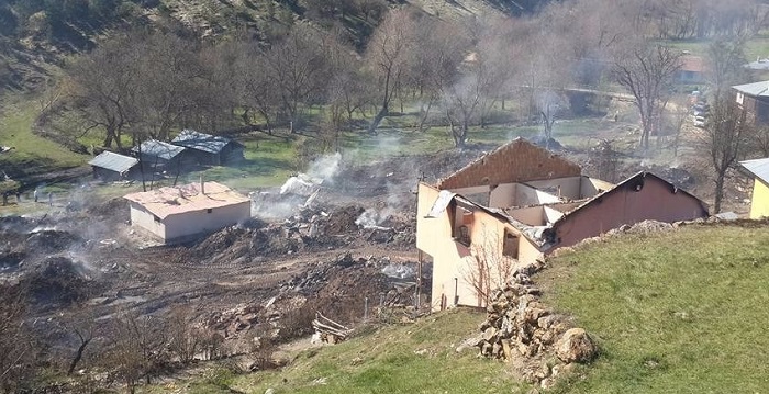 ÇORUM’UN KARGI İLÇESİNE BAĞLI ALİOĞLU KÖYÜNDE GECE GEÇ SAATLERDE ÇIKAN YANGINDA İLK BELİRLEMELERE ÇOK SAYIDA EV YANDI. (TURAN OZAN ACAR/ÇORUM-İHA)
