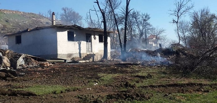 ÇORUM’UN KARGI İLÇESİNE BAĞLI ALİOĞLU KÖYÜNDE GECE GEÇ SAATLERDE ÇIKAN YANGINDA İLK BELİRLEMELERE ÇOK SAYIDA EV YANDI. (TURAN OZAN ACAR/ÇORUM-İHA)
