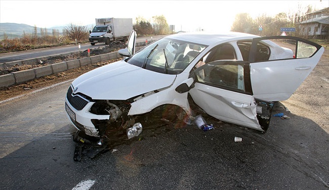 OTOMOBİL REFÜJE ÇARPTI: 2 YARALI