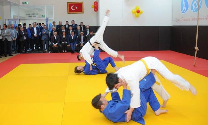 BELEDİYE’DEN SPORA SALONLU DESTEK