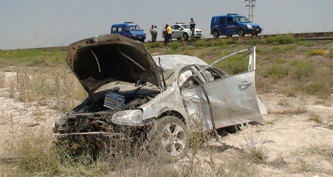 TEKERİ PATLADI ŞARAMPOLE UÇTU