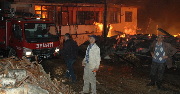 ÇORUM’DA ARABA YANGINI EVİDE YAKTI