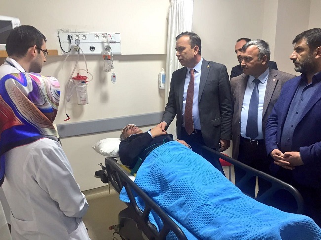 TOKAT’IN ZİLE İLÇESİNE GİDEN CUMHURBAŞKANI BAŞDANIŞMANI, ESKİ KÜLTÜR VE TURİZM BAKANI YALÇIN TOPÇU’NUN KONVOYUNDA BULUNAN POLİS ARACI KAZA YAPTI. YARALI POLİSLERİ AK PARTİ ÇORUM MİLLETVEKİLİ, TBMM TARIM, ORMAN VE KÖYİŞLERİ KOMİSYONU ÜYESİ AHMET SAMİ CEYLAN DA TEDAVİ GÖRDÜKLERİ HASTANEDE ZİYARET EDEREK GEÇMİŞ OLSUN DİLEĞİNDE BULUNDU. (İHA/ÇORUM-İHA)