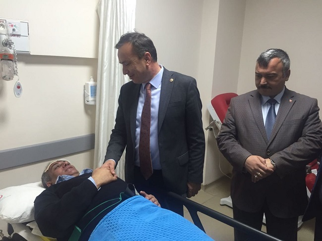 TOKAT’IN ZİLE İLÇESİNE GİDEN CUMHURBAŞKANI BAŞDANIŞMANI, ESKİ KÜLTÜR VE TURİZM BAKANI YALÇIN TOPÇU’NUN KONVOYUNDA BULUNAN POLİS ARACI KAZA YAPTI. YARALI POLİSLERİ AK PARTİ ÇORUM MİLLETVEKİLİ, TBMM TARIM, ORMAN VE KÖYİŞLERİ KOMİSYONU ÜYESİ AHMET SAMİ CEYLAN DA TEDAVİ GÖRDÜKLERİ HASTANEDE ZİYARET EDEREK GEÇMİŞ OLSUN DİLEĞİNDE BULUNDU. (İHA/ÇORUM-İHA)