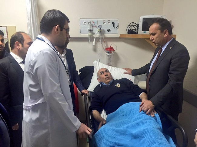 TOKAT’IN ZİLE İLÇESİNE GİDEN CUMHURBAŞKANI BAŞDANIŞMANI, ESKİ KÜLTÜR VE TURİZM BAKANI YALÇIN TOPÇU’NUN KONVOYUNDA BULUNAN POLİS ARACI KAZA YAPTI. YARALI POLİSLERİ AK PARTİ ÇORUM MİLLETVEKİLİ, TBMM TARIM, ORMAN VE KÖYİŞLERİ KOMİSYONU ÜYESİ AHMET SAMİ CEYLAN DA TEDAVİ GÖRDÜKLERİ HASTANEDE ZİYARET EDEREK GEÇMİŞ OLSUN DİLEĞİNDE BULUNDU. (İHA/ÇORUM-İHA)