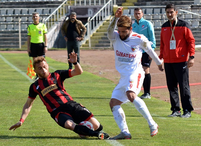 SPOR TOTO 3. LİG'DE MÜCADELE EDEN ÇORUM BELEDİYESPOR, SAHASINDA KARŞILAŞTIĞI KIZILCABÖLÜKSPOR İLE 0-0 BERABERE SAHADAN 1 PUANLA AYRILDI. (İHA/ÇORUM-İHA)