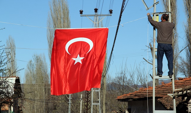 ŞIRNAK’IN ULUDERE İLÇESİ ŞENOBA BELDESİ KIRSALINDA TERÖRİSTLERCE YOLA TUZAKLANAN EL YAPIMI PATLAYICININ ARAMA FAALİYETİ SIRASINDA İNFİLAK ETTİRİLMESİ SONUCU ŞEHİT OLAN PİYADE UZMAN ÇAVUŞ SEDAT DÜZGÜN’ÜN ŞEHADET HABERİ ÇORUM’DAKİ AİLESİNE ULAŞTI. (BÜLENT ÖZKALELİ - M. MUTTALİP YALÇIN/ÇORUM-İHA)