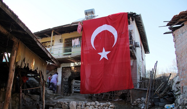 ŞIRNAK’IN ULUDERE İLÇESİ ŞENOBA BELDESİ KIRSALINDA TERÖRİSTLERCE YOLA TUZAKLANAN EL YAPIMI PATLAYICININ ARAMA FAALİYETİ SIRASINDA İNFİLAK ETTİRİLMESİ SONUCU ŞEHİT OLAN PİYADE UZMAN ÇAVUŞ SEDAT DÜZGÜN’ÜN ŞEHADET HABERİ ÇORUM’DAKİ AİLESİNE ULAŞTI. (BÜLENT ÖZKALELİ - M. MUTTALİP YALÇIN/ÇORUM-İHA)