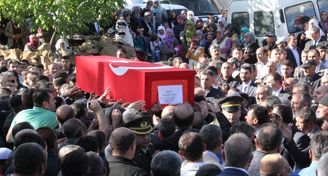 HAKKARİ'NİN ŞEMDİNLİ İLÇESİNDE MAYIN PATLAMASI SONUCU YARALANAN VE TEDAVİ GÖRDÜĞÜ HASTANEDE ŞEHİT OLAN JANDARMA UZMAN ÇAVUŞ MUSTAFA ÜNAL, ÇORUM’UN ORTAKÖY İLÇESİNE BAĞLI KARAHACİP KÖYÜNDE SON YOLCULUĞUNA UĞURLANDI. (BÜLENT ÖZKALELİ - M. MUTTALİP YALÇIN/ÇORUM-İHA)