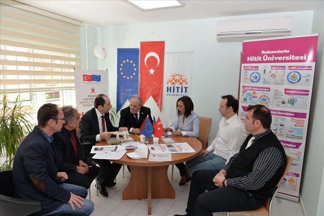 MİLLETVEKİLİ SALİM USLU, HİTİT ÜNİVERSİTESİ REKTÖRÜ PROF. DR. REHA METİN ALKAN İLE BİRLİKTE HİTİT ÜNİVERSİTESİ YÜRÜTÜCÜLÜĞÜNDE VE ÇORUM TİCARET VE SANAYİ ODASI İLE ÇORUM ORGANİZE SANAYİ BÖLGESİ ORTAKLIĞINDA DEVAM EDEN “İNSANA YAKIŞIR İŞ İÇİN KAYITLI İSTİHDAMIN TEŞVİKİ” PROJE EKİBİ İLE BİR ARAYA GELDİ (BÜLENT ÖZKALELİ/ÇORUM-İHA)
