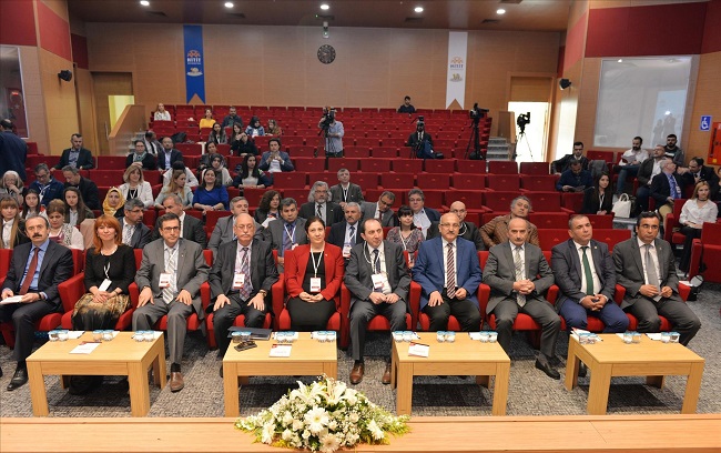 AK PARTİ ÇORUM MİLLETVEKİLİ LÜTFİYE İLKSEN CERİTOĞLU KURT, TÜRK TARİH KURUMU BAŞKANI PROF. DR. REFİK TURAN, HİTİT ÜNİVERSİTESİ PROF. DR. REHA METİN ALKAN, REKTÖR YARDIMCISI PROF. DR. NURCAN BAYKAM, İL MİLLİ EĞİTİM MÜDÜRÜ SEYİT ALİ BÜYÜK, İL KÜLTÜR VE TURİZM MÜDÜRÜ ÖMER ARSLAN, YURT İÇİ VE YURT DIŞINDAN BİLDİRİLERİNİ SUNMAK ÜZERE GELEN BİRÇOK ÖĞRETİM ELEMANI VE AKADEMİSYENLER, ÖĞRENCİLER, BASIN MENSUPLARI VE ÇOK SAYIDA KONUK KATILDI (BÜLENT ÖZKALELİ/ÇORUM-İHA)