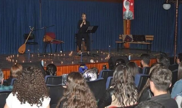 ÖĞRENCİLERİN OKUDUĞU ŞİİRLER BEĞENİYLE İZLENDİ (SERKAN ŞANSEVER/ÇORUM-İHA)