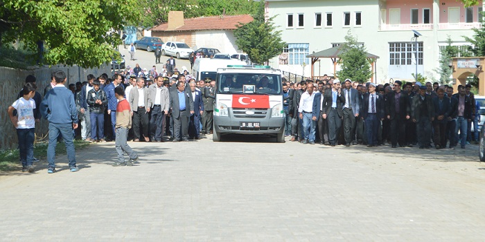 HAKKARİ'NİN ŞEMDİNLİ İLÇESİNDE MAYIN PATLAMASI SONUCU YARALANAN VE TEDAVİ GÖRDÜĞÜ HASTANEDE ŞEHİT OLAN JANDARMA UZMAN ÇAVUŞ MUSTAFA ÜNAL, SON KEZ BABA OCAĞINA GETİRİLDİ. (BÜLENT ÖZKALELİ - M. MUTTALİP YALÇIN/ÇORUM-İHA)