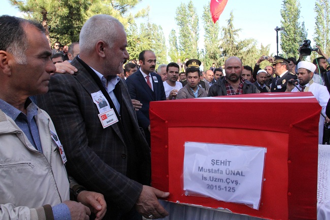 HAKKARİ'NİN ŞEMDİNLİ İLÇESİNDE MAYIN PATLAMASI SONUCU YARALANAN VE TEDAVİ GÖRDÜĞÜ HASTANEDE ŞEHİT OLAN JANDARMA UZMAN ÇAVUŞ MUSTAFA ÜNAL, ÇORUM’UN ORTAKÖY İLÇESİNE BAĞLI KARAHACİP KÖYÜNDE SON YOLCULUĞUNA UĞURLANDI. (BÜLENT ÖZKALELİ - M. MUTTALİP YALÇIN/ÇORUM-İHA)