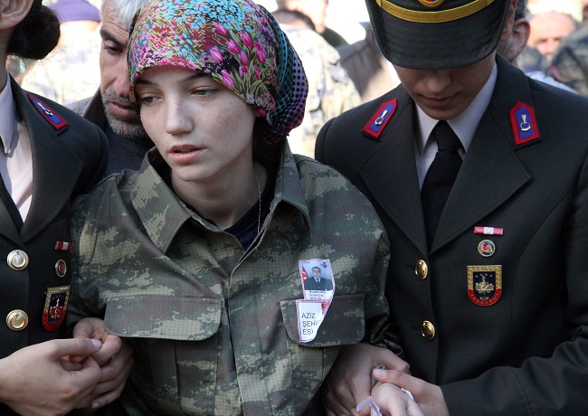 HAKKARİ'NİN ŞEMDİNLİ İLÇESİNDE MAYIN PATLAMASI SONUCU YARALANAN VE TEDAVİ GÖRDÜĞÜ HASTANEDE ŞEHİT OLAN JANDARMA UZMAN ÇAVUŞ MUSTAFA ÜNAL, ÇORUM’UN ORTAKÖY İLÇESİNE BAĞLI KARAHACİP KÖYÜNDE SON YOLCULUĞUNA UĞURLANDI. ŞEHİT EŞİ CENAZE TÖRENİNE ASKER ELBİSESİYLE KATILDI. (BÜLENT ÖZKALELİ - M. MUTTALİP YALÇIN/ÇORUM-İHA)