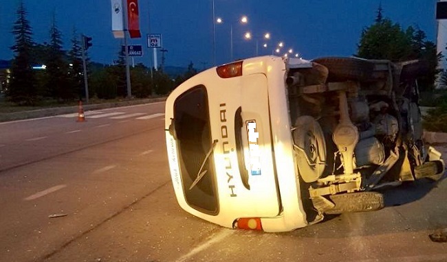 MİNİBÜS BARİYERLERE ÇARPTI
