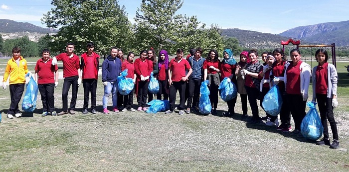 KARGI METEM ÖĞRECİLERİ PİKNİK ALANINDA ÇÖP TOPLADI (TURAN OZAN ACAR/ÇORUM-İHA) (TURAN OZAN ACAR/ÇORUM-İHA)