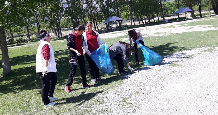 KARGI METEM ÖĞRENCİLERİ PİKNİK ALANINDA ÇÖP TOPLADI (TURAN OZAN ACAR/ÇORUM-İHA) (TURAN OZAN ACAR/ÇORUM-İHA)