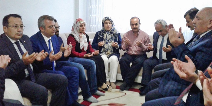 ŞEHİT AİLESİNİ ZİYARET ETTİ