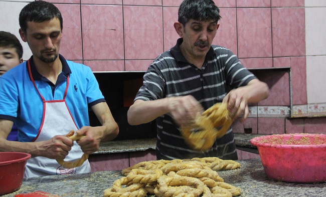 ÇORUM’DA BİR RAMAZAN GELENEĞİ HALİNE GELEN SİMİTÇİ ÇOCUKLAR, FIRINLARDAN ALDIKLARI SICAK SİMİTLERİ SAHURA KADAR SOKAK SOKAK DOLAŞARAK SATIYOR. (BÜLENT ÖZKALELİ - M. MUTTALİP YALÇIN/ÇORUM-İHA)