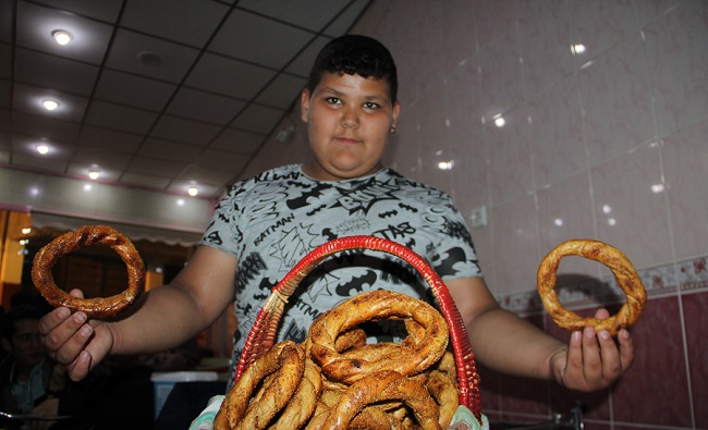 ÇORUM’DA BİR RAMAZAN GELENEĞİ HALİNE GELEN SİMİTÇİ ÇOCUKLAR, FIRINLARDAN ALDIKLARI SICAK SİMİTLERİ SAHURA KADAR SOKAK SOKAK DOLAŞARAK SATIYOR. (BÜLENT ÖZKALELİ - M. MUTTALİP YALÇIN/ÇORUM-İHA)