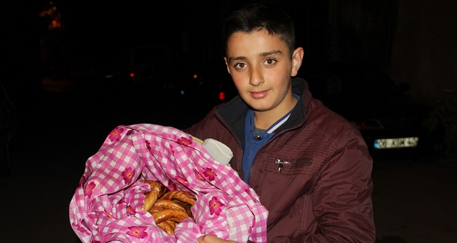 ÇORUM’DA BİR RAMAZAN GELENEĞİ HALİNE GELEN SİMİTÇİ ÇOCUKLAR, FIRINLARDAN ALDIKLARI SICAK SİMİTLERİ SAHURA KADAR SOKAK SOKAK DOLAŞARAK SATIYOR. (BÜLENT ÖZKALELİ - M. MUTTALİP YALÇIN/ÇORUM-İHA)
