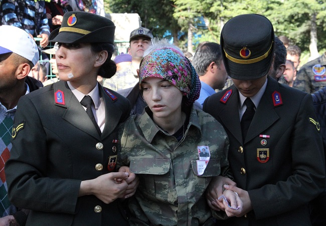 HAKKARİ'NİN ŞEMDİNLİ İLÇESİNDE MAYIN PATLAMASI SONUCU YARALANAN VE TEDAVİ GÖRDÜĞÜ HASTANEDE ŞEHİT OLAN JANDARMA UZMAN ÇAVUŞ MUSTAFA ÜNAL, ÇORUM’UN ORTAKÖY İLÇESİNE BAĞLI KARAHACİP KÖYÜNDE SON YOLCULUĞUNA UĞURLANDI. ŞEHİT EŞİ CENAZE TÖRENİNE ASKER ELBİSESİYLE KATILDI. (BÜLENT ÖZKALELİ - M. MUTTALİP YALÇIN/ÇORUM-İHA)