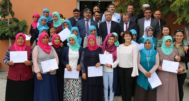 KADIN KURSİYERLER SERTİFİKALARINI ALDI