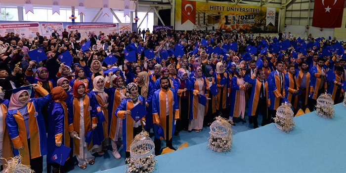 İLAHİYAT’TA MEZUNİYET SEVİNCİ
