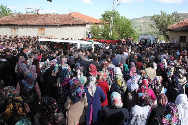 HAKKARİ'NİN ŞEMDİNLİ İLÇESİNDE MAYIN PATLAMASI SONUCU YARALANAN VE TEDAVİ GÖRDÜĞÜ HASTANEDE ŞEHİT OLAN JANDARMA UZMAN ÇAVUŞ MUSTAFA ÜNAL, ÇORUM’UN ORTAKÖY İLÇESİNE BAĞLI KARAHACİP KÖYÜNDE SON YOLCULUĞUNA UĞURLANDI. (BÜLENT ÖZKALELİ - M. MUTTALİP YALÇIN/ÇORUM-İHA)