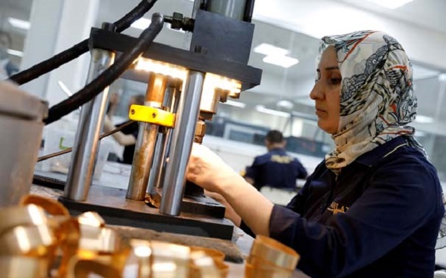 A goldsmith produces bracelets in Ahlatci Metal Refinery in the central Anatolian city of Corum, Turkey, May 11, 2017. Picture taken May 11, 2017. REUTERS/Umit Bektas