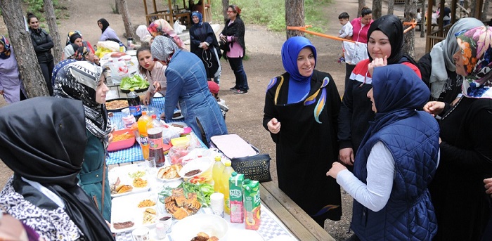 KADIN KURSİYERLERE YIL SONU PİKNİĞİ