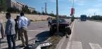 OTOMOBİL DİREĞE BÖYLE ÇARPTI