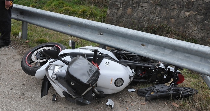 AKÇAKOCA’DA VİRAJA HIZLI GİREN MOTOSİKLET SÜRÜCÜSÜ, KONTROLÜNÜ KAYBEDİP KAYMAYA BAŞLAYINCA YOL KENARINDA BULUNAN DEMİR BARİYERLERE ÇARPARAK DURABİLDİ. KAZADA MOTOSİKLET SÜRÜCÜSÜ YARALANDI. (TUNCAY TÜRKGÜLÜ/DÜZCE-İHA)
